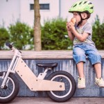 Bicicleta ajustável de madeira e alumínio cresce junto com a criança