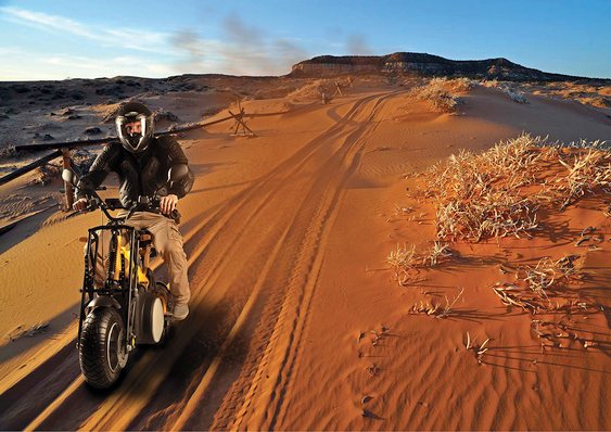 Moto elétrica e a gasolina