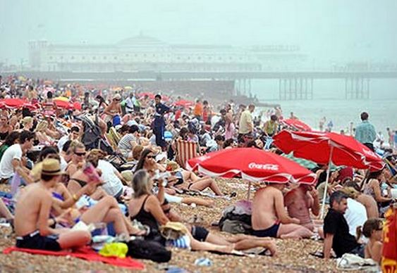 Praia sem areia e com pedregulhos