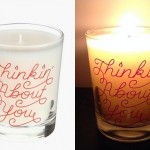 Velas românticas em copos de vidro gravados com mensagens sensuais