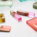 Joias e bijuterias de resina colorida com pedaços de madeira lascada