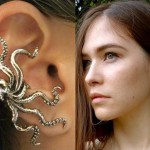 Brinco de prata preso à orelha pelos tentáculos de um polvo