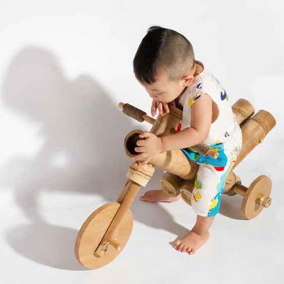 Criança brincando Brinquedo natural