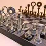 Jogo de xadrez alternativo com peças feitas de porcas e parafusos