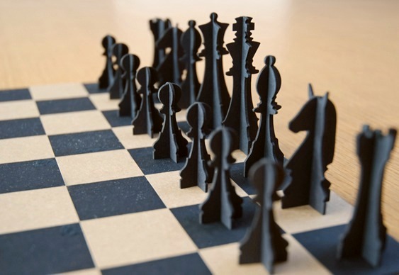 Jogos de xadrez montados com papelão ondulado e papel cartão