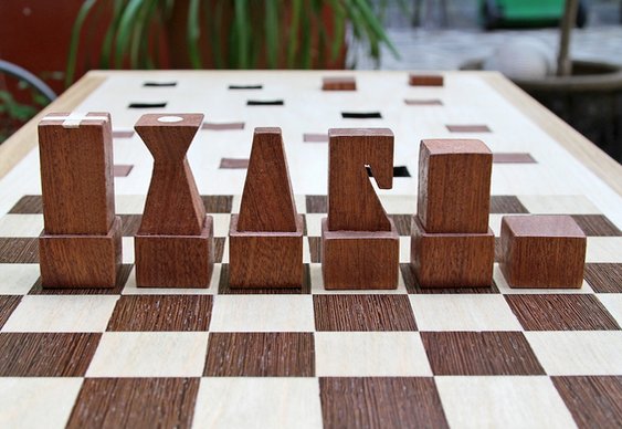 Banco com jogo de xadrez embutido