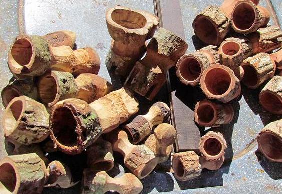 Peças de xadrez com galhos de árvores Jogo de xadrez com madeira natural