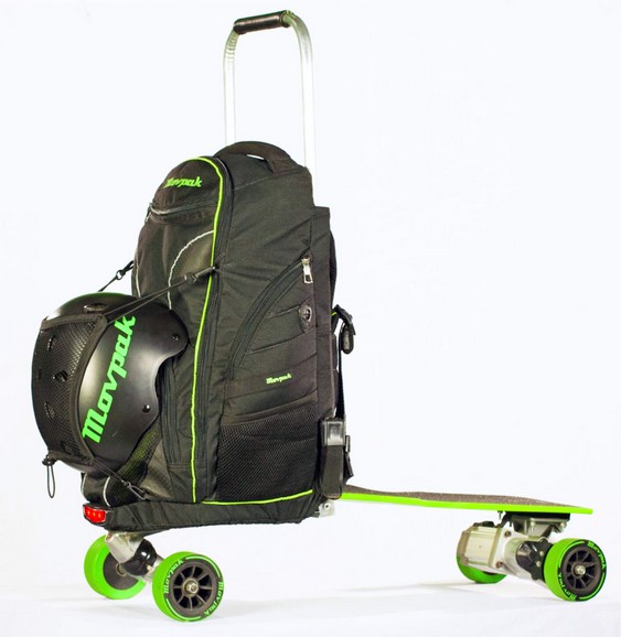 Mochila com skate acoplado