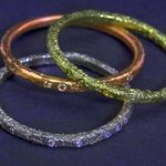 Anéis e alianças de ouro colorido com design corrosivo
