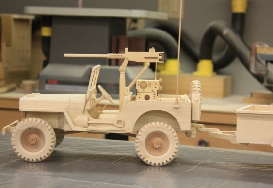 Jeep de guerra com metralhadora