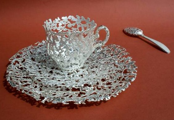 Colheres, xícaras e pratos com filigranas