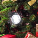 Bolas iluminadas substituem fios com lâmpadas pisca de Natal