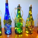 Garrafas de bebidas usadas na decoração iluminada de Natal