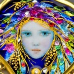 Pinturas de rostos de fadas em joias de ouro esmaltadas