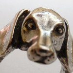 Anel rústico de prata capta expressão do cachorro Dachshund