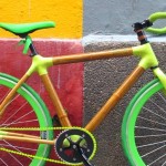 Bicicleta artesanal de bambu com conexões em fibra de carbono
