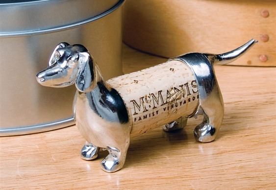 Cão feito de rolha de vinho