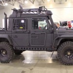 Jipe Land Rover Defender adaptado para o apocalipse zumbi