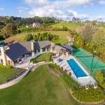 Casa com piscina e quadra de tênis