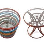 Rodas de bicicletas recicladas como mesas, cadeiras e biombos