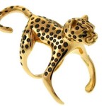 Anel de leopardo compõe um look de ar selvagem com atitude