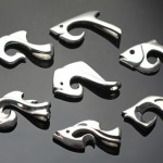 Anzóis de prata estilizados como cardume de animais marinhos