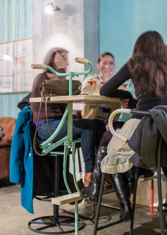 Mesa com peças de bicicleta