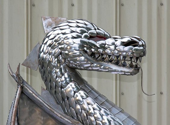 Dragão com talheres