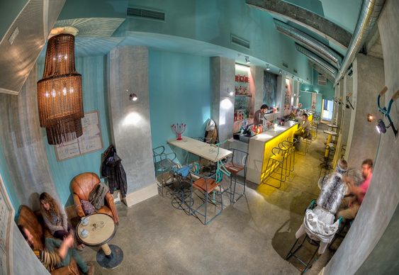 Bar com peças descartadas de bikes