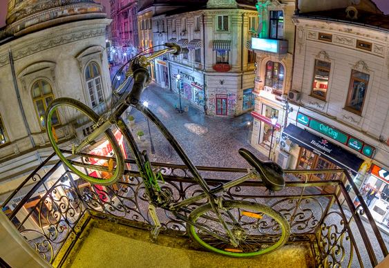 Bicicleta retrô em sacada de bar