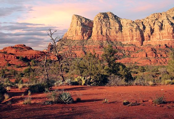 Montanhas vermelhas no deserto