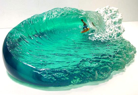 Escultura com surfista