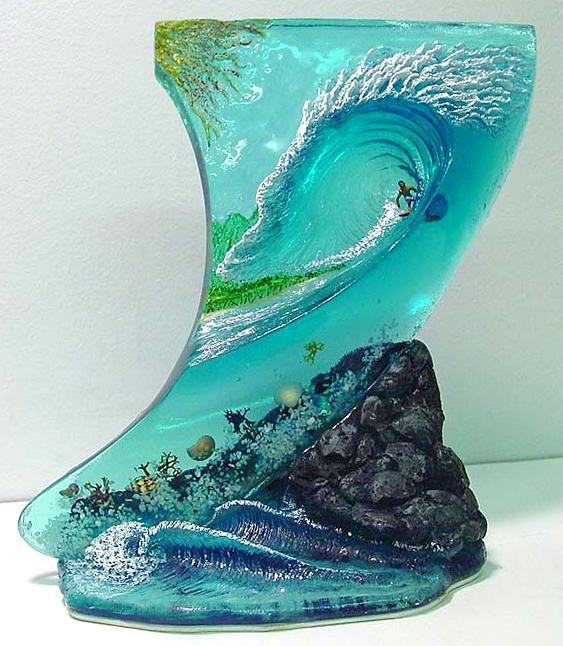 Escultura de surfista pegando onda