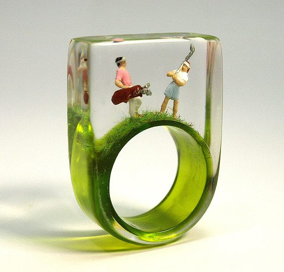 Joias com miniaturas de pessoas