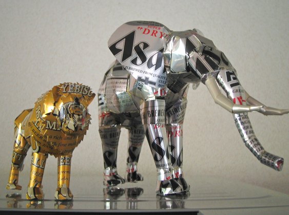 Leão e elefante de alumínio
