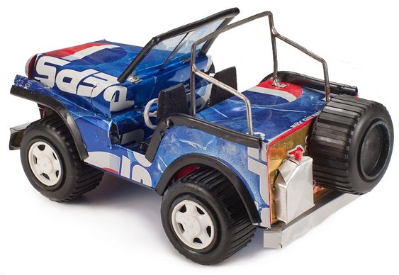 Carro com latas de refrigerantes