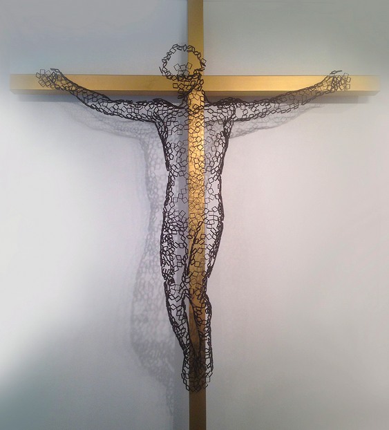 Cristo de aço na cruz