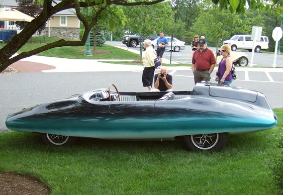 Carro com design de tubarão