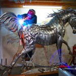 Escultura de cavalo com pedaços soldados de chapa de aço inox