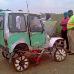 Jeep africano feito com sucata e peças de bicicletas recicladas