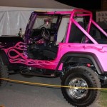 Pintura custom irada para Jeep: preto e rosa com labaredas