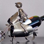 Suporte porta-garrafa de vinho modelado como motocicleta
