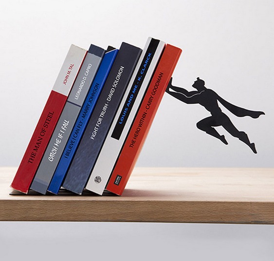 Super-Homem empurrando livros