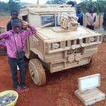 Garoto africano constrói um jipe Land Rover e PC de madeira