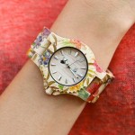 Relógio de pulso feminino de madeira com estampas florais