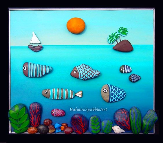 Artesanato com peixes de pedra Painel com peixinhos coloridos