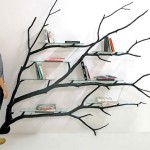 Estante para livros feita com galho de árvore reciclado