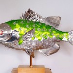 Latas de conserva recicladas como incríveis esculturas de peixes