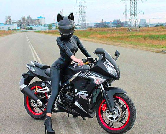 Mulher-gato de moto