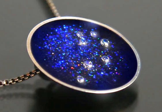 Joia de prata com estrelas